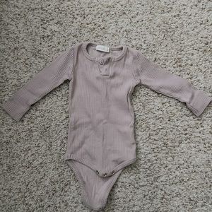 Jamie Kay body suit 3-6 M, HM rib knit legging 3 M, baby gap bodysuit 0-3 M